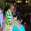 Carnavalesco Mauro Quintaes depositando o seu voto na escolha do samba